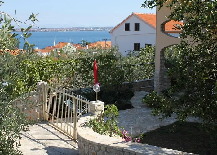 Apartments With A Parking Space Preko, Ugljan - 8428 Apartman